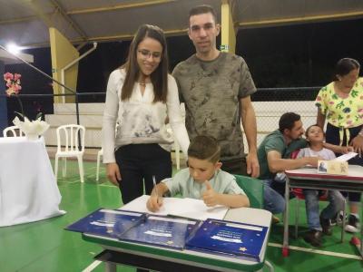 Noite de Autógrafos dos alunos do Jardim 2 da Escola Aluísio Maier foi um verdadeiro sucesso